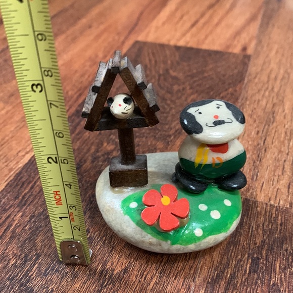 Vintage Folk art painted sculpture little man w mouse in house on rock - Picture 3 of 4